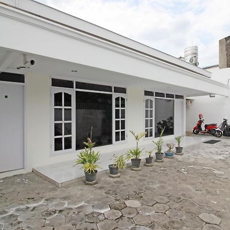 Hotel RedDoorz near Terminal Tirtonadi Solo Exterior foto