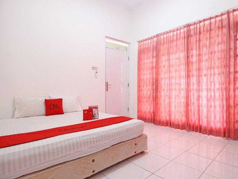 Hotel RedDoorz near Terminal Tirtonadi Solo Exterior foto