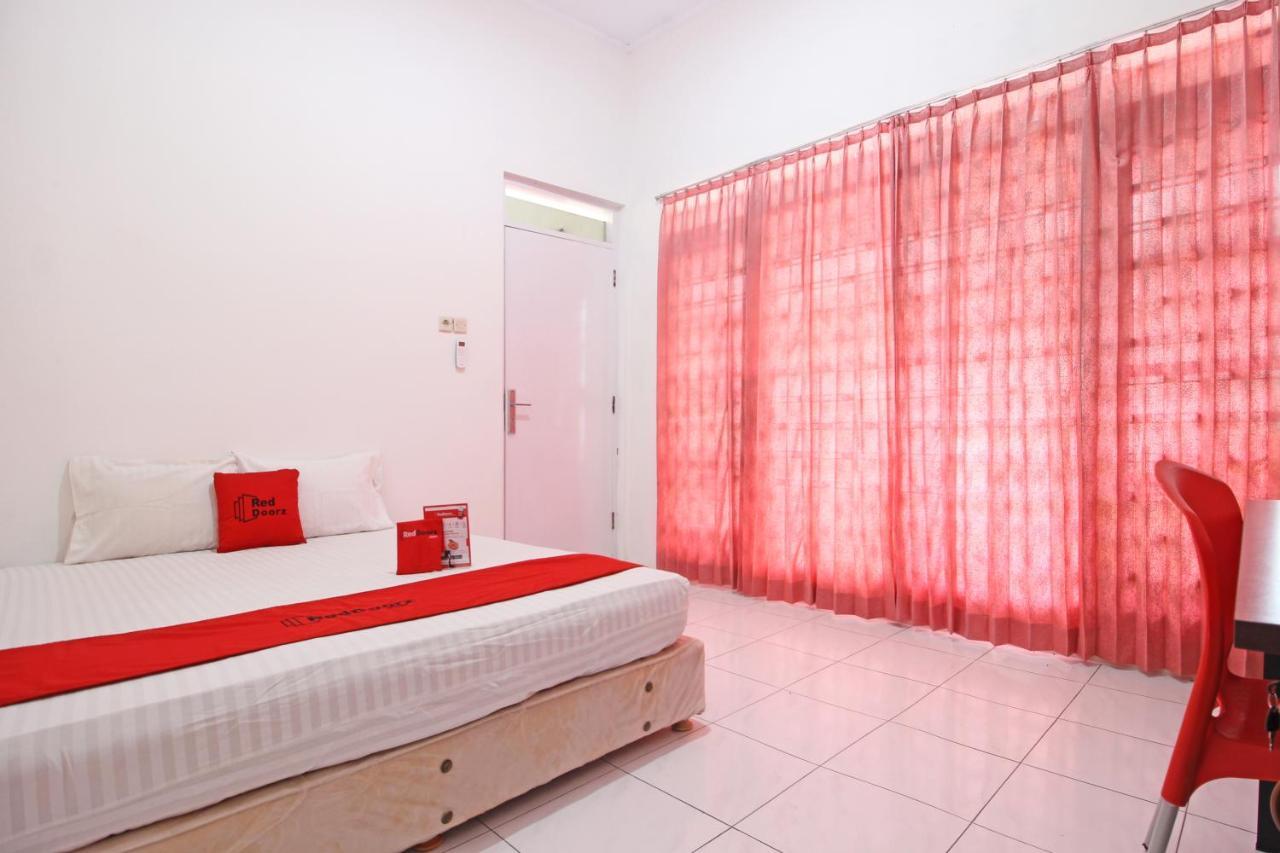 Hotel RedDoorz near Terminal Tirtonadi Solo Exterior foto