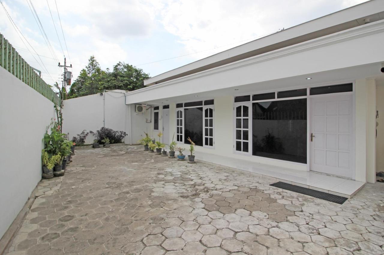 Hotel RedDoorz near Terminal Tirtonadi Solo Exterior foto
