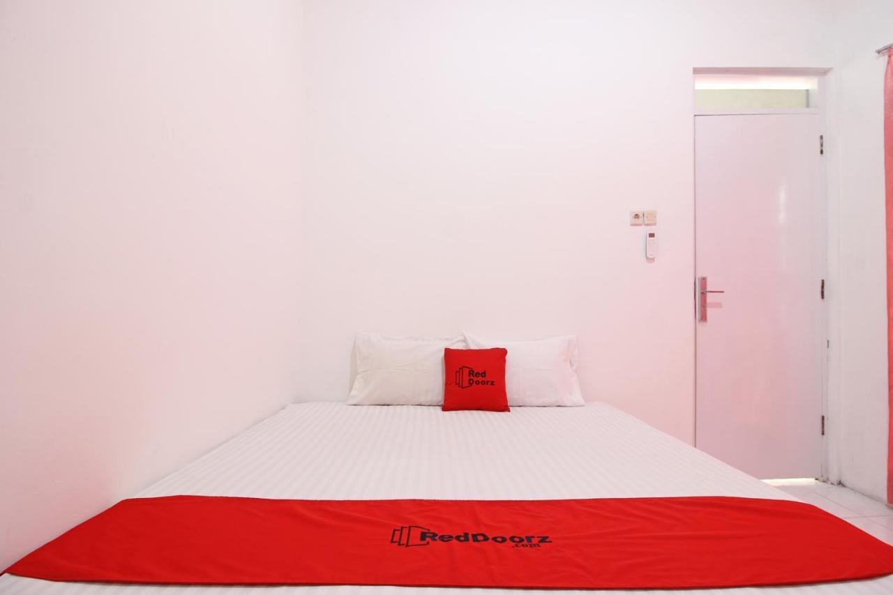 Hotel RedDoorz near Terminal Tirtonadi Solo Exterior foto