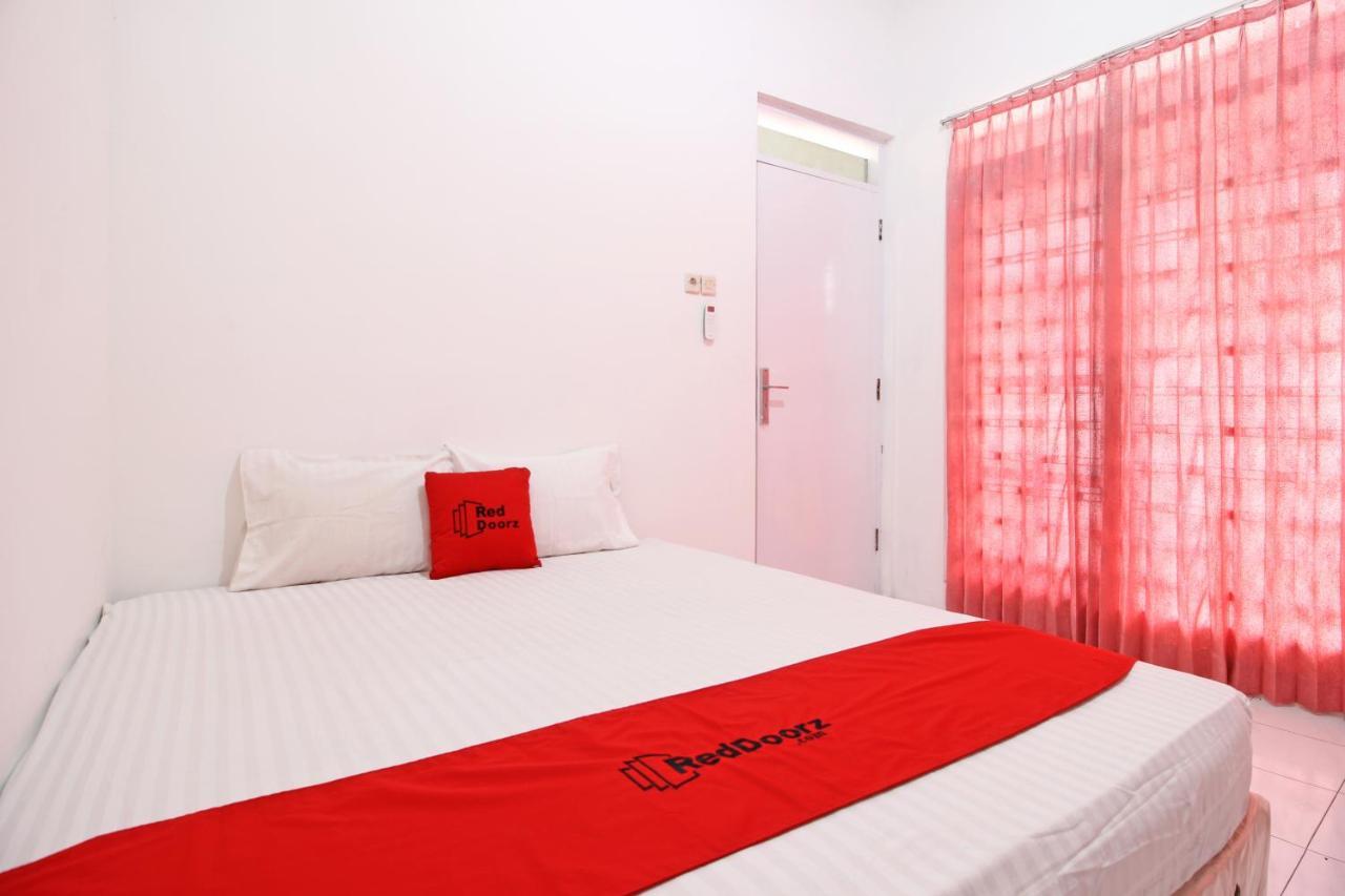 Hotel RedDoorz near Terminal Tirtonadi Solo Exterior foto