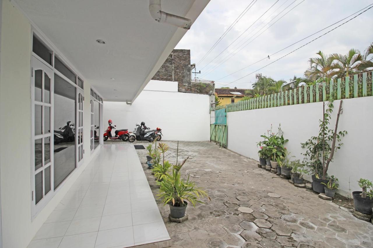 Hotel RedDoorz near Terminal Tirtonadi Solo Exterior foto